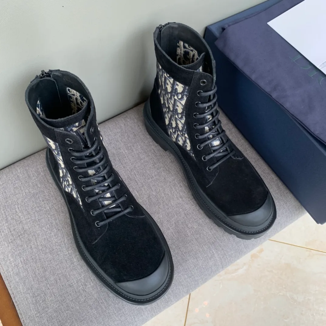 [DIOR] Top P: 920💰 Number of yards: 39~44 (38.45 custom-made, non-refundable) Dior Dior~ Winter series, original 1:1 development Casual men's leather shoes Made with heavy investment, shoes and boots are made of imported cowhide + imported Dior special fabric Not easily deformed black cowhide lining Dior large hardware inlay Original TPU vacuum outsole, black cowhide Black open edge beads Military green suede Black suede Khaki suede leather is crafted by a large factory, and the perfect product is only prepared for you who know your taste! Any comparisons are welcome.